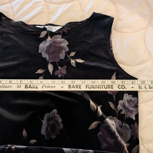 Elegant Black Floral Velvet Maxi Dress - Picture 2 of 6